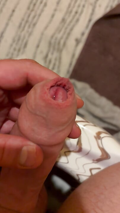 O pulă groasă excitată cu spermă ejaculează
