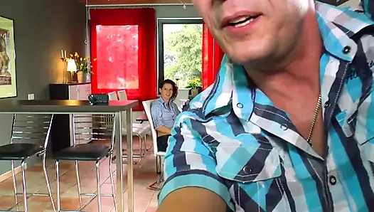 Cewek super semok ini didobel penetasi hot di dapur