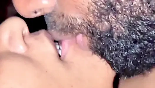 Hintli kadın sağıyor ve tam seks videosu