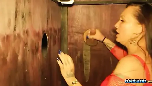 Ateşli kız büyük yaraklı arkadaşıyla sikişiyor