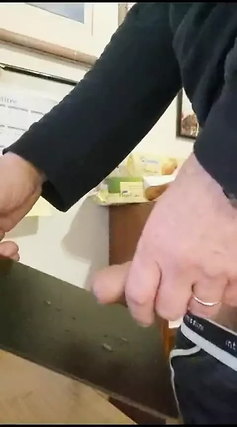 Nagy fasz nagy gecilövés rángatózás és nagy lövés sperma