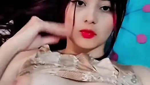 Ей 18 лет, я встретил ее в университете, и это случилось