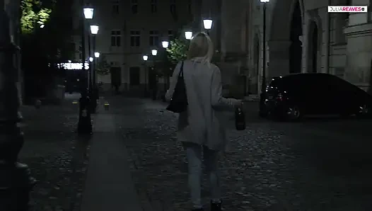 Tamamen işemiş yatağımda mastürbasyon yapıyorum