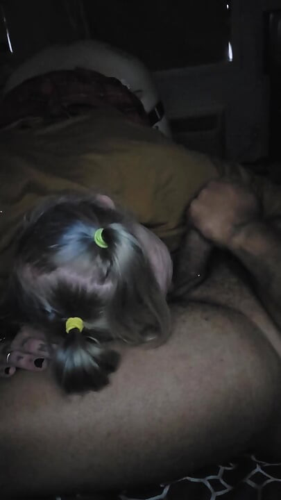 זונה טרנסית מקועקעת סקסית מוצצת ברווז, מקבלת פו דד עם דילדו ולובשת פנים מלוכלכות.