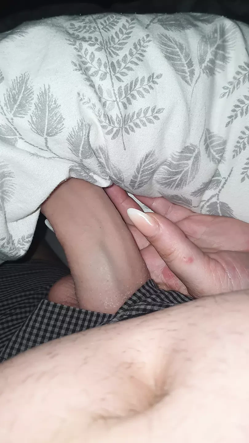 继母滑进继子的鸡巴让他硬