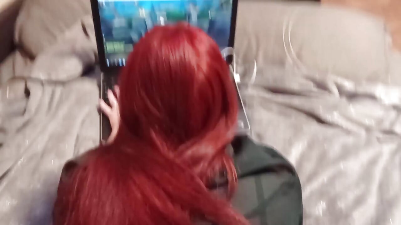 Menyetubuhi gadis imut saat dia bermain