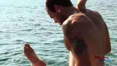 Maxx fitch在一次乘船旅行中为安德鲁·柯林斯裸背