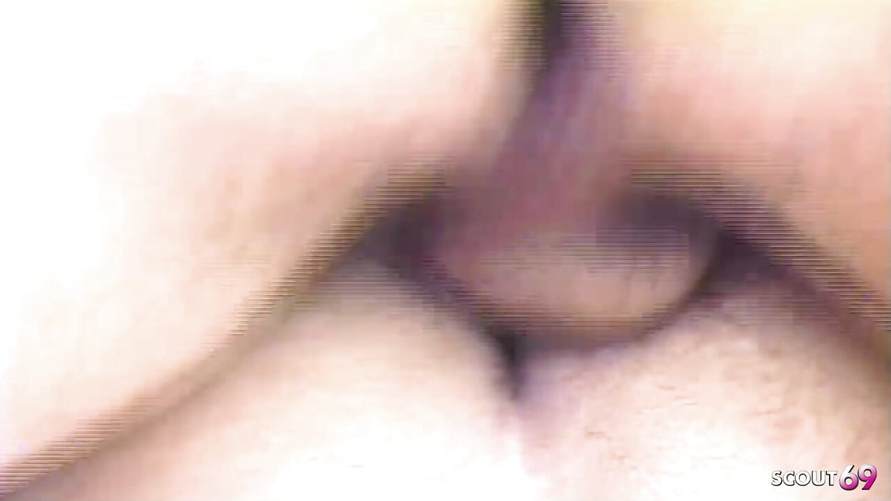 लैटिन लेडीबॉय को बाहर लड़के से पहली गांड चुदाई मिलती है