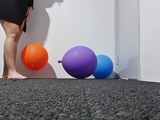 Mulheres rebolando balões, pisando em balões