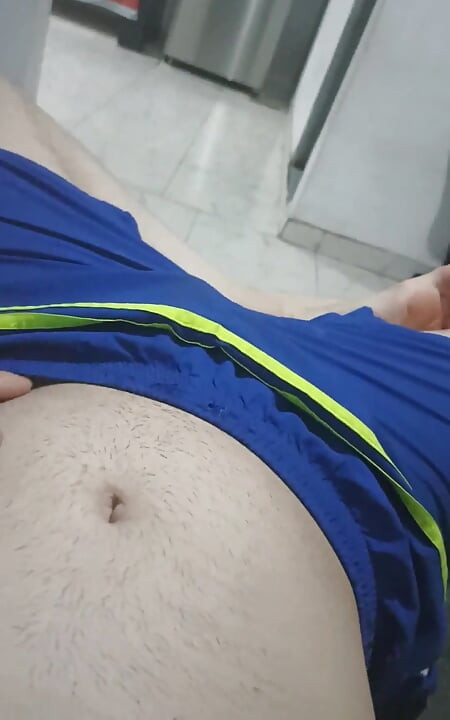 Soția mea gătește cârnați și Hallacas pentru mine pentru că îmi este foarte foame și în timp ce tu vezi cum ea este goală, îi place să cooki ca Tha