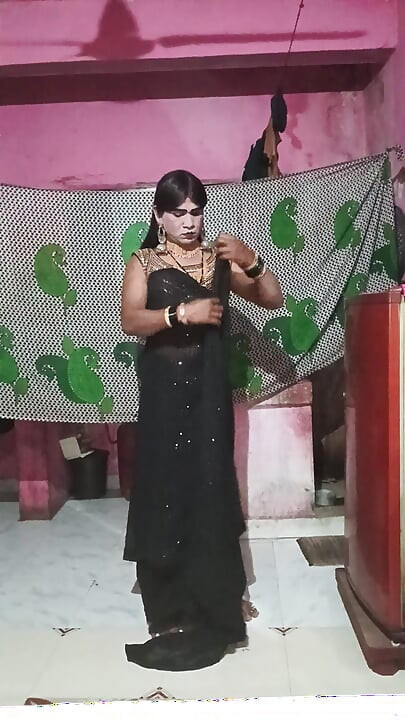 Madhuri bhabhi apni gand me do egg dalikali sari pehenkar