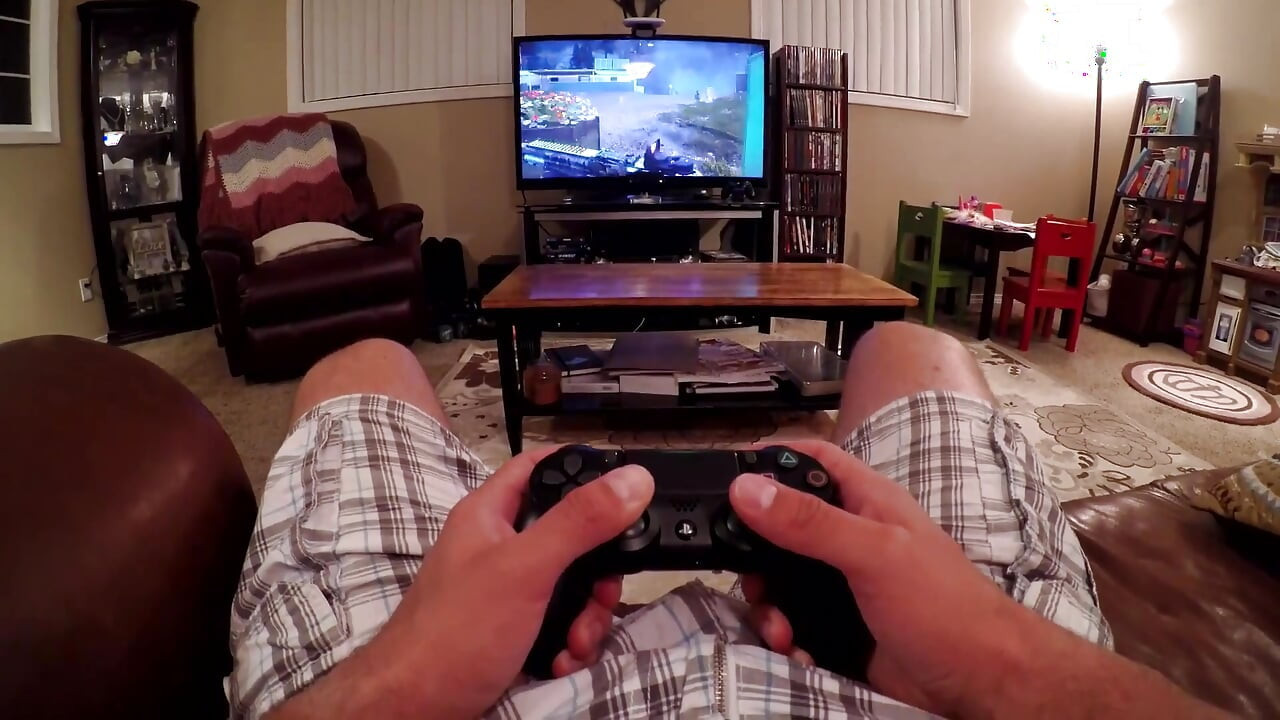 Смокче його член насухо, поки він грає в ps4