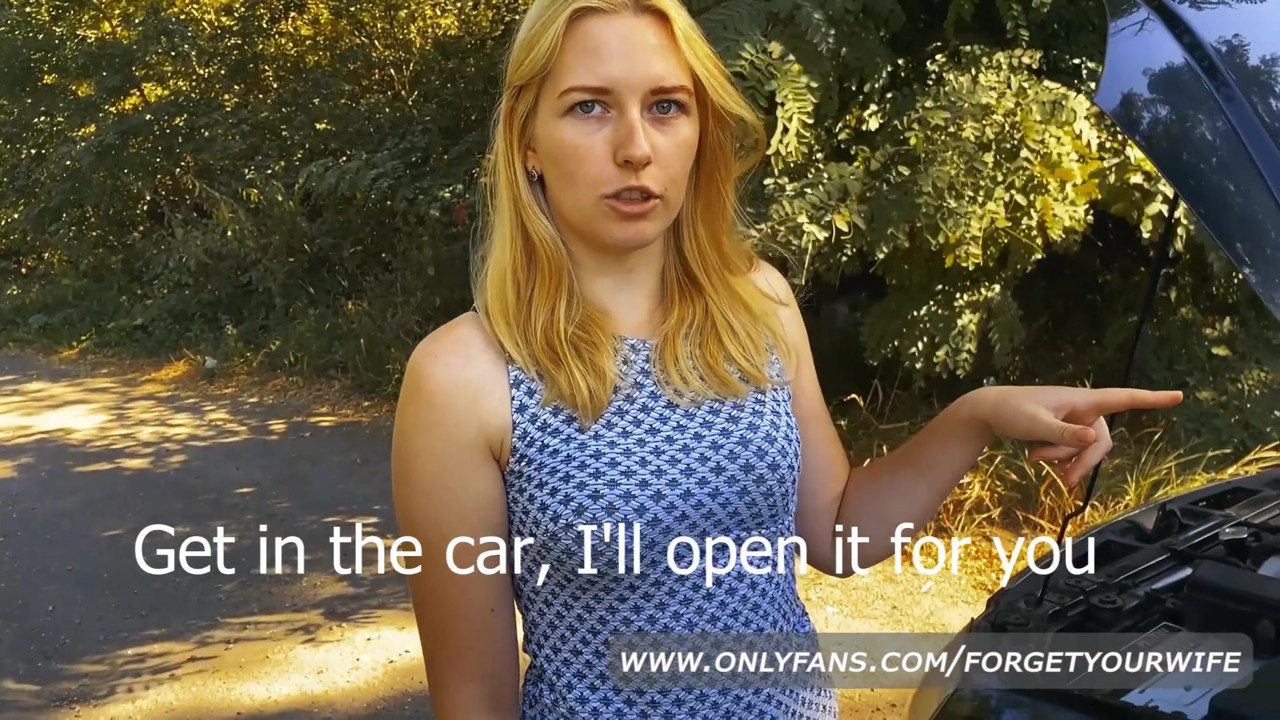 金髪が車を修理するのを手伝って彼女を犯した