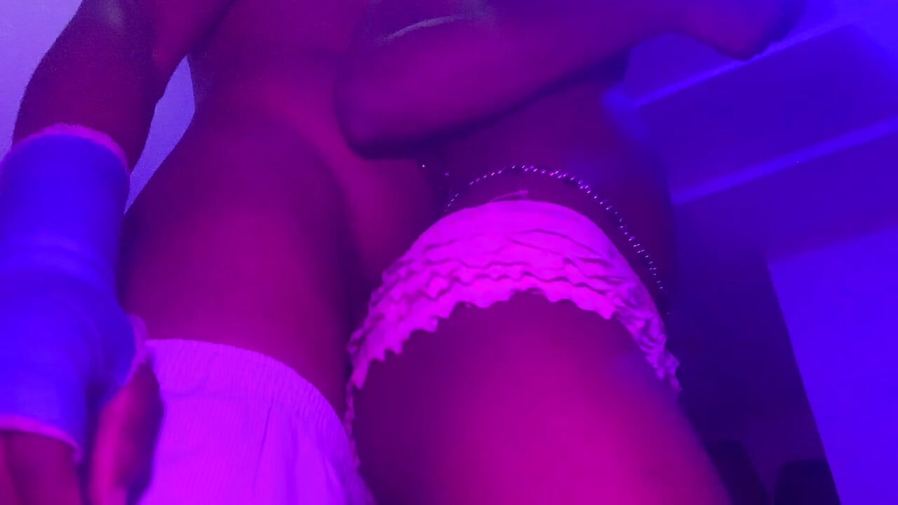 真正的自制业余性感舞蹈与热乌木青少年摩擦泡泡屁股在我硬Cock特写