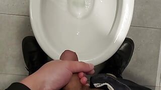 Сперма во время обеда в туалете в кабинке