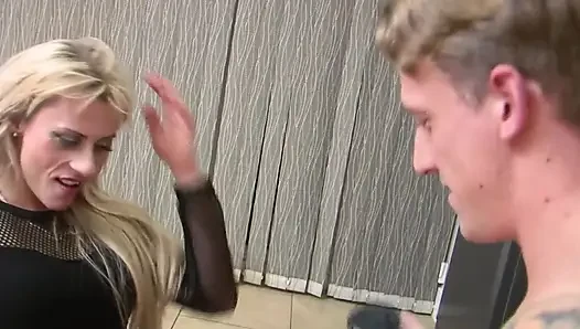 Gözleri bağlı evli kadınlar sahnesi-4 iç çamaşırlı büyük memeli sarışın orta yaşlı seksi kadın brittany bardot büyük bir yarağı gözleri bağlı sikiyor