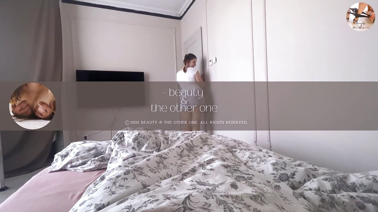 Adik tiri nakal ini pengen banget nyepong kontol dan telan sperma