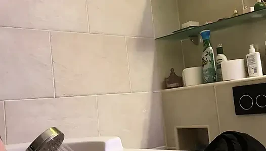 Тёплая вода делает мои соски твёрдыми