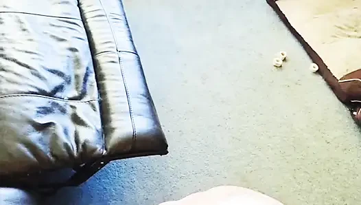 Nikki Suxxx делает курящий минет