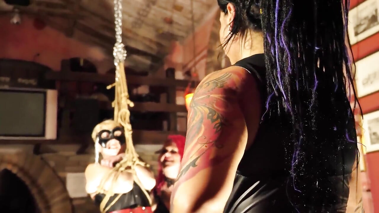 Puta Kika fue atada y azotada por dos dominatrix