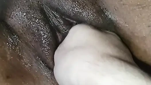 Zenci sıska karım yumrukla sikişiyor ve fışkırtıyor