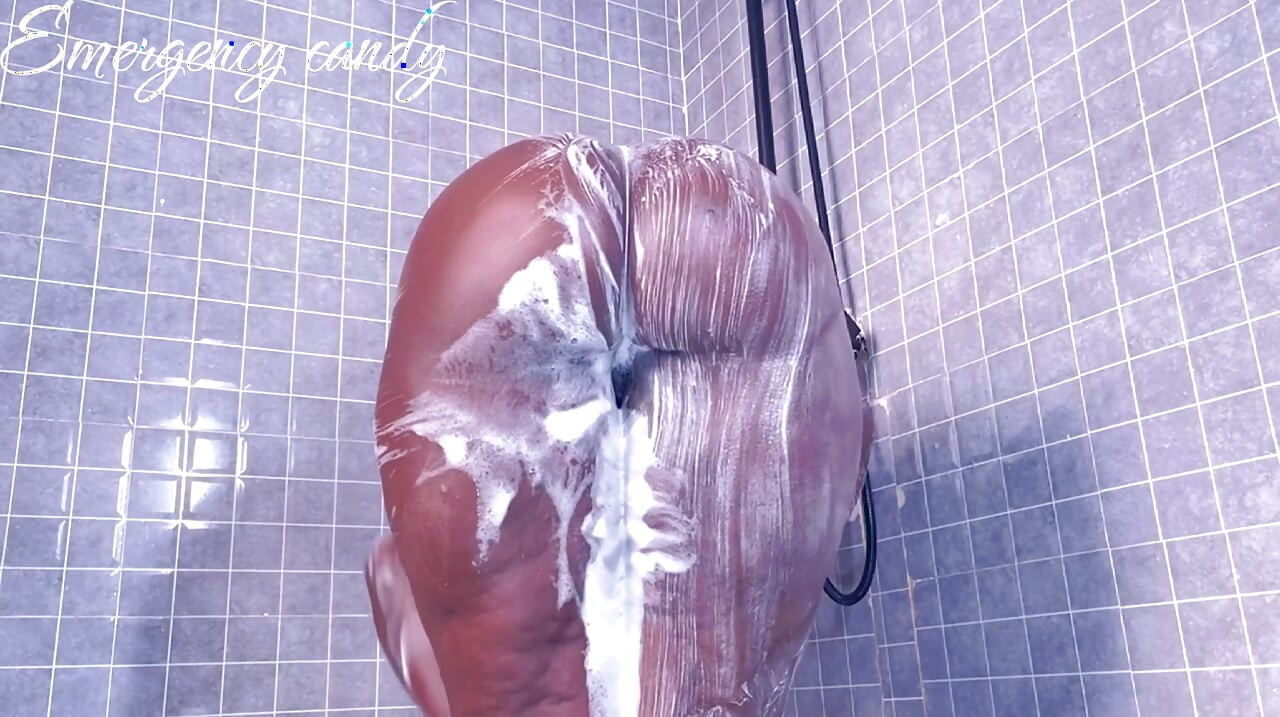 Plus de 235 000 personnes sont envoyées aux urgences pour avoir glissé dans la douche, donc la prochaine fois que vous y aller, vous devriez m’apporter