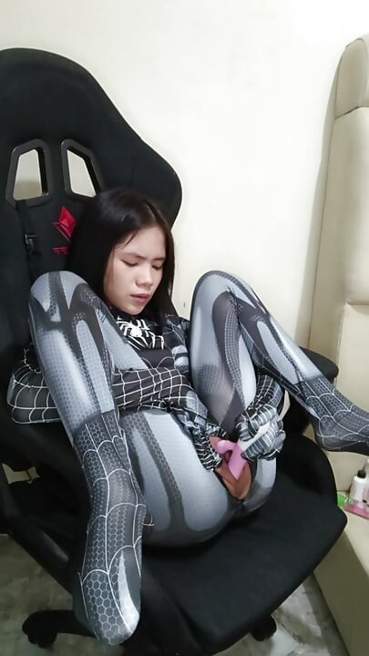 Chica araña negra aprendió a tocar los dedos usando un consolador