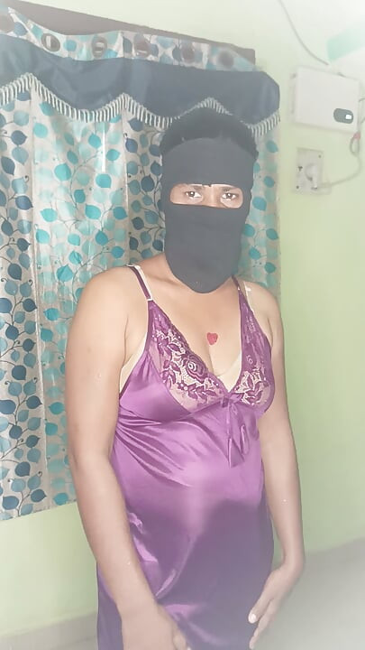 Cute indian house wife showing her cleavage