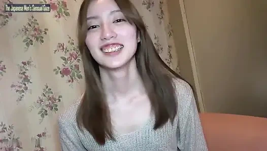 İnce uzun bacaklı bir güzellik derin bir mezmerik seansa iterken Görsel Tanrıça ortaya çıkıyor