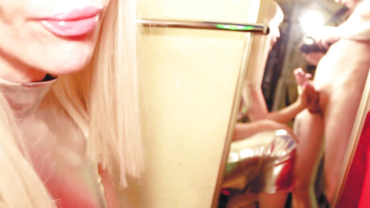 Siver jurk blonde milf zuigt grote lul pov Eva Latex grote kont milf hakken fetisj knik