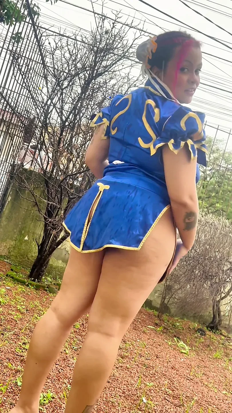胖美女 chun-li 在花园里扮演暴露狂