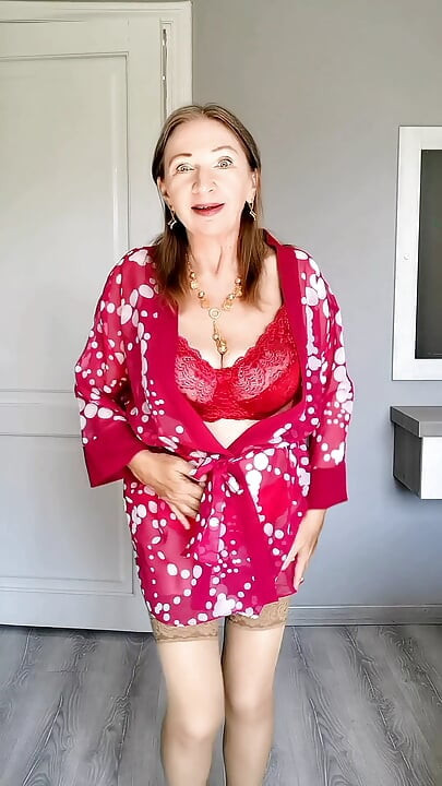 A gilf mais gostosa de todos os tempos com peitos enormes provocando em vermelho