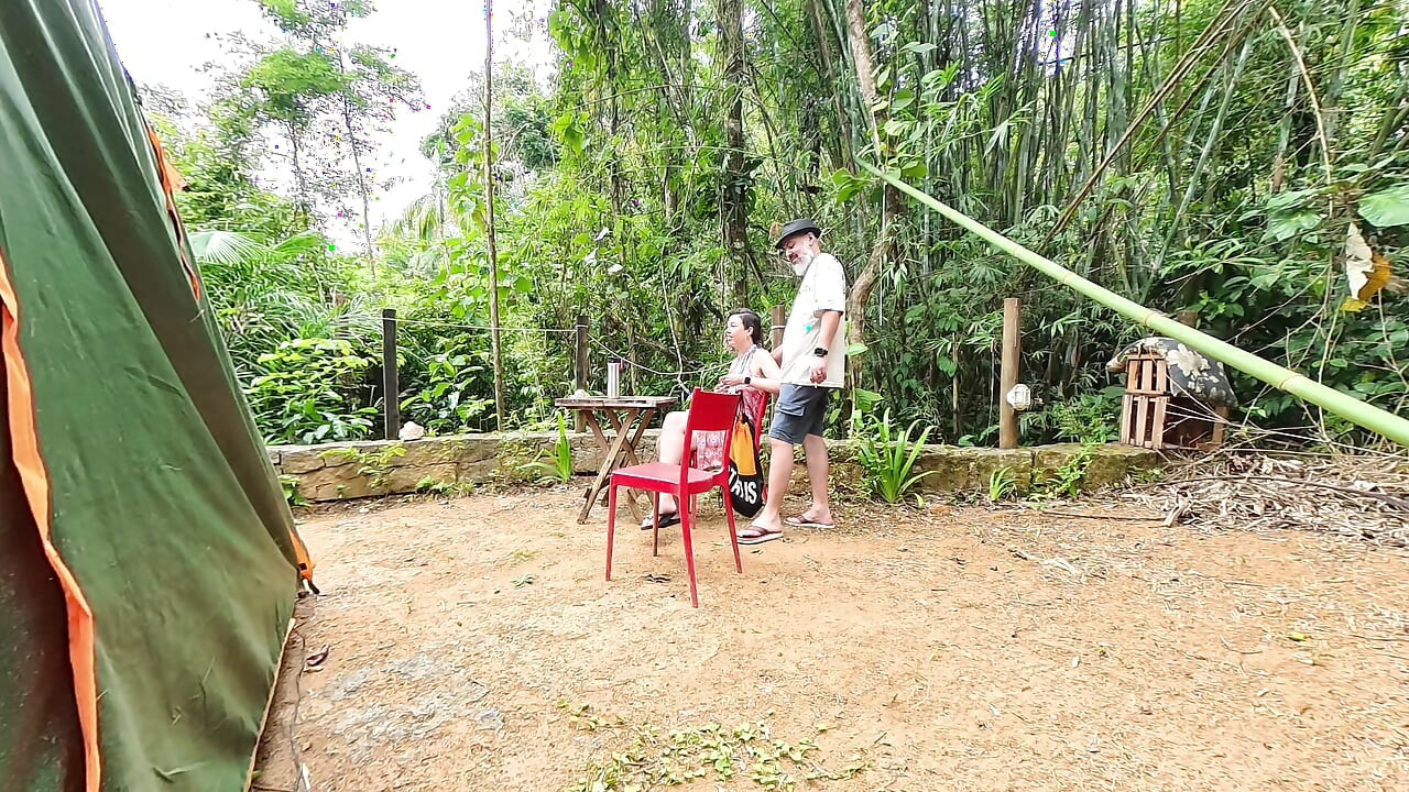 A garota do acampamento concordou em dar um boquete e cavalgar com força.
