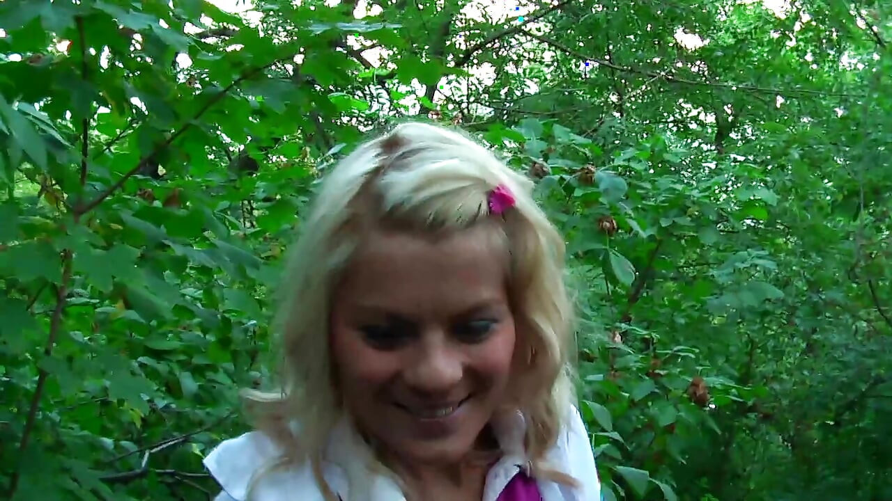 Smuk blondine laver udendørs blowjob