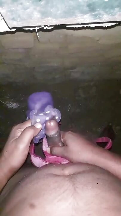 נער הודי מאונן עם תחתונים וחזייה של בהאבי