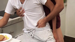 Twink anal fickt großen behaarten Stiefbruder ohne Gummi hart