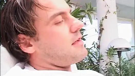 Harika azgın orta yaşlı seksi kadın götten sikiliyor ve büyük bir yarakla göt deliğine boşalıyor