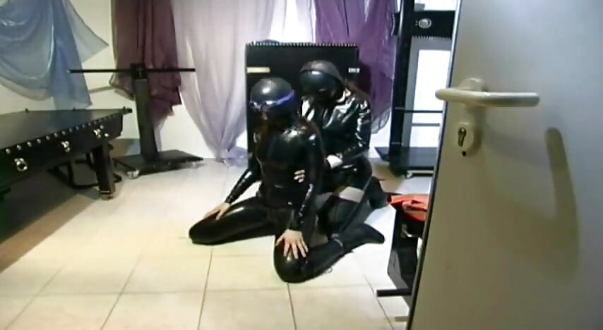 Lezbijski lateks + eksperiment sa straponom (bez zvuka osim glazbe)