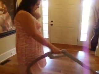 Домохозяйка показывает во время уборки