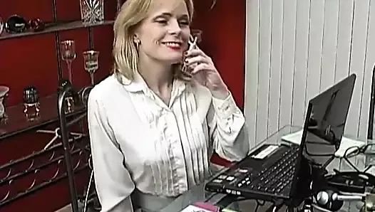 Une fille mature sexy parle au téléphone en se branlant