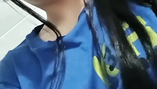 Şiddetli üvey kız kardeş gırtlağına kadar alıyor ve yarağın acımasız açlığıyla şarkı söylüyor