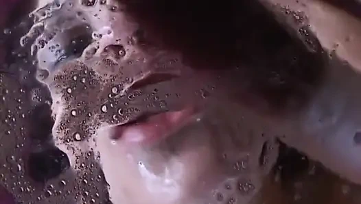 Die zunge gepiercte prinzessin macht halsfick zu einem fetten