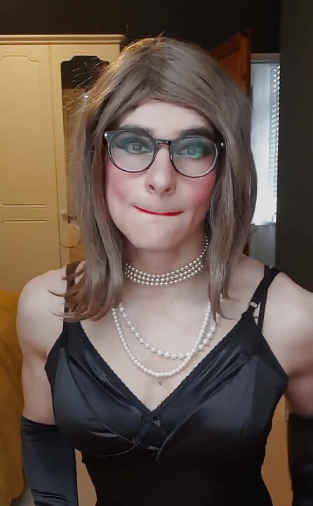 Відчуваю гламур - я люблю цю атласну чорну сукню