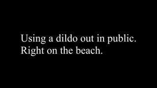 Usando un dildo sulla spiaggia.