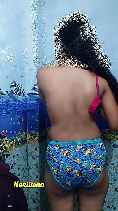 インドのホットなデシ女子高生が制服を着替えてマスターベーションをしている。インドのデシ族の自撮り動画。