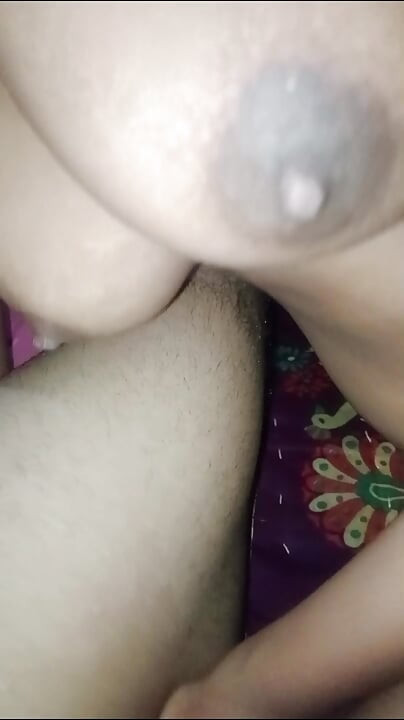Desi bhabhi ko land munh mein dekhkar chut faadi