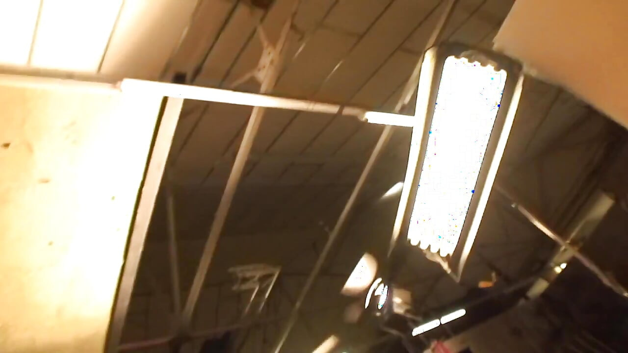 거실에서 섹시한 쓰리섬 섹스를 즐기는 음란한 십대 소녀