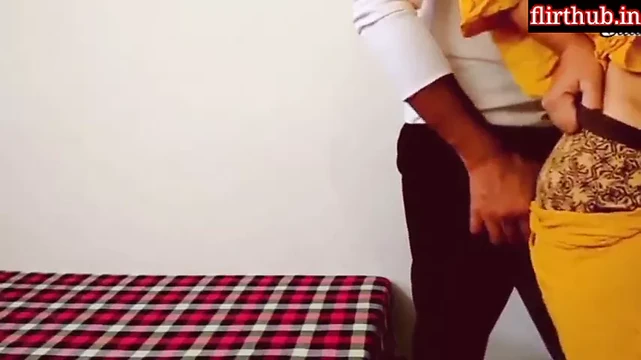Reena Aunty Ne pados Ke jawan ladke se Chudai karvaayi