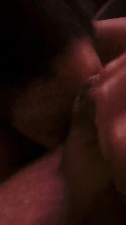 Eigengemaakte amateur-latina die lul slurpt en kont likt