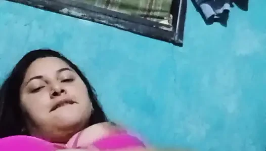 Cewek semok latina dengan toket besar ini lagi asik ngentot memek be basahnya yang kaya raya